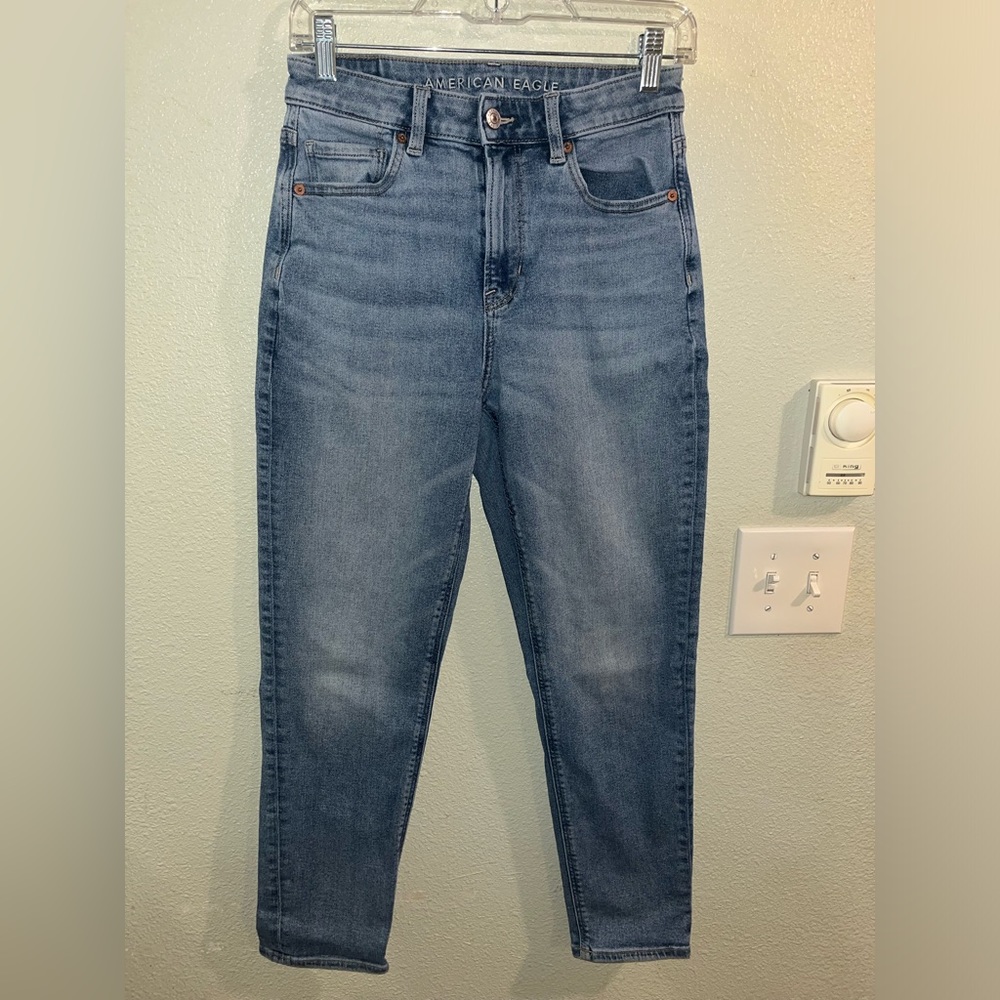 Women’s American Eagle Stretch Mom Jeans Light Wash • Size 4